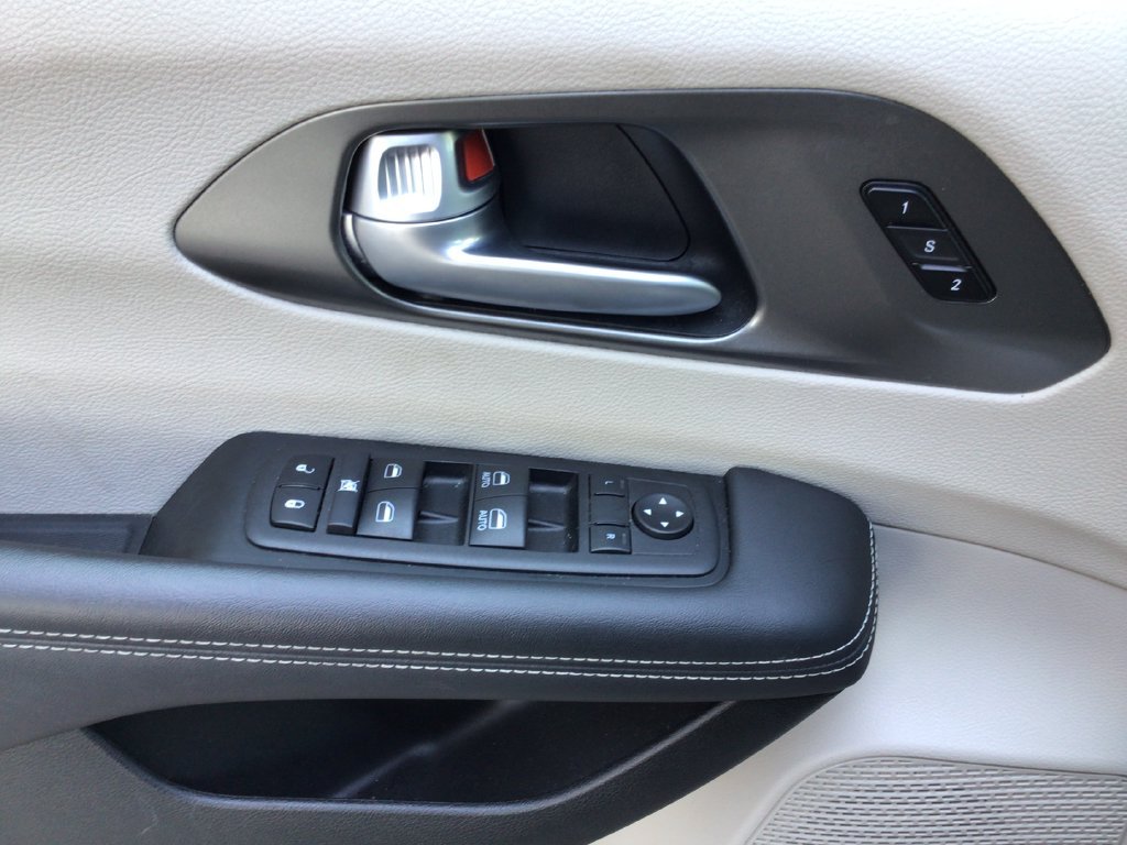 Used 2024 Silver Chrysler Touring L image 22