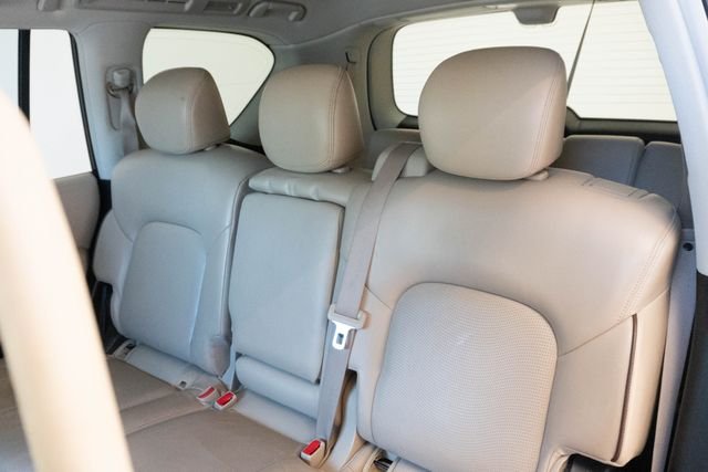 Used 2019 White Nissan Platinum image 24
