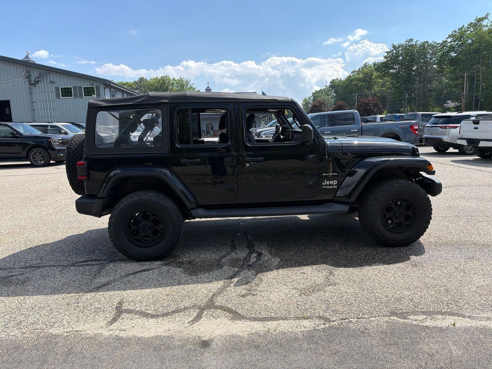 Used 2020 Black Jeep Unlimited Sahara image 9