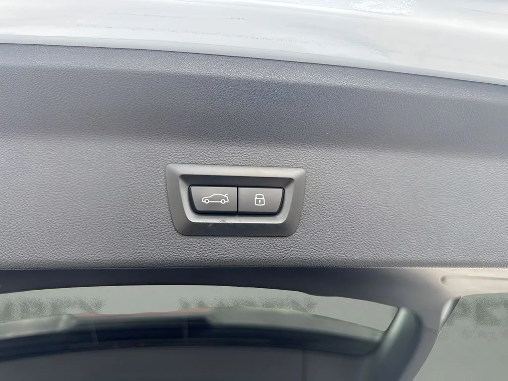 Used 2024 Gray BMW sDrive30i image 31