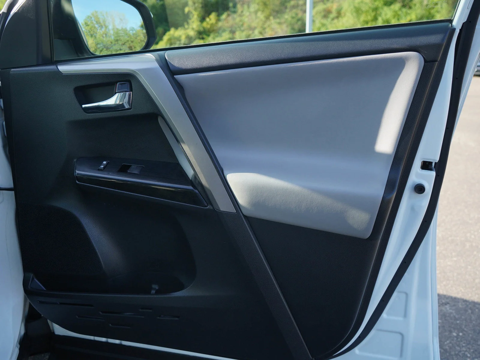Used 2018 White Toyota 4D WAGON HYBRID LIMITED image 9