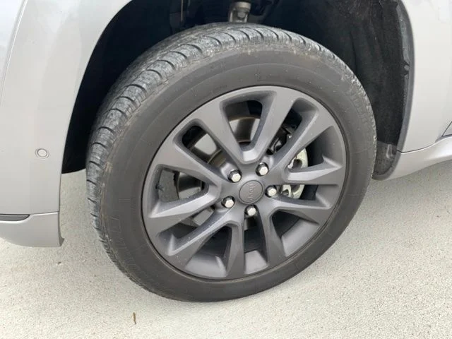 Used 2019 Silver Jeep Overland image 3