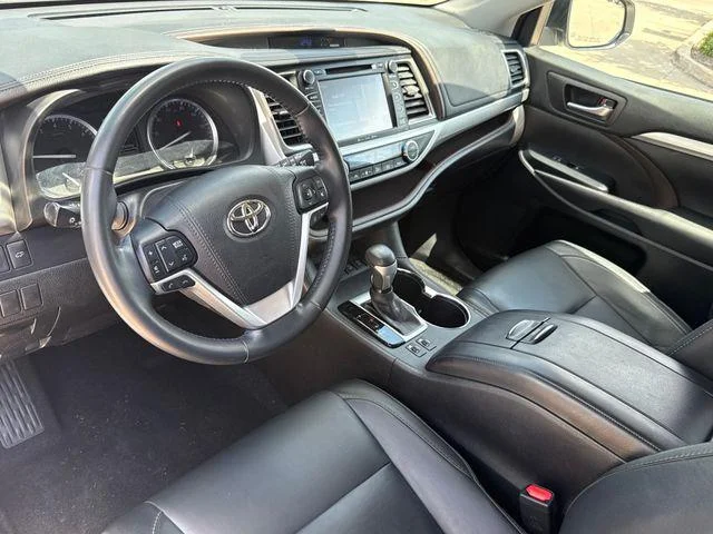 Certified Used 2018 BLIZZARD PEARL Toyota XLE image 10
