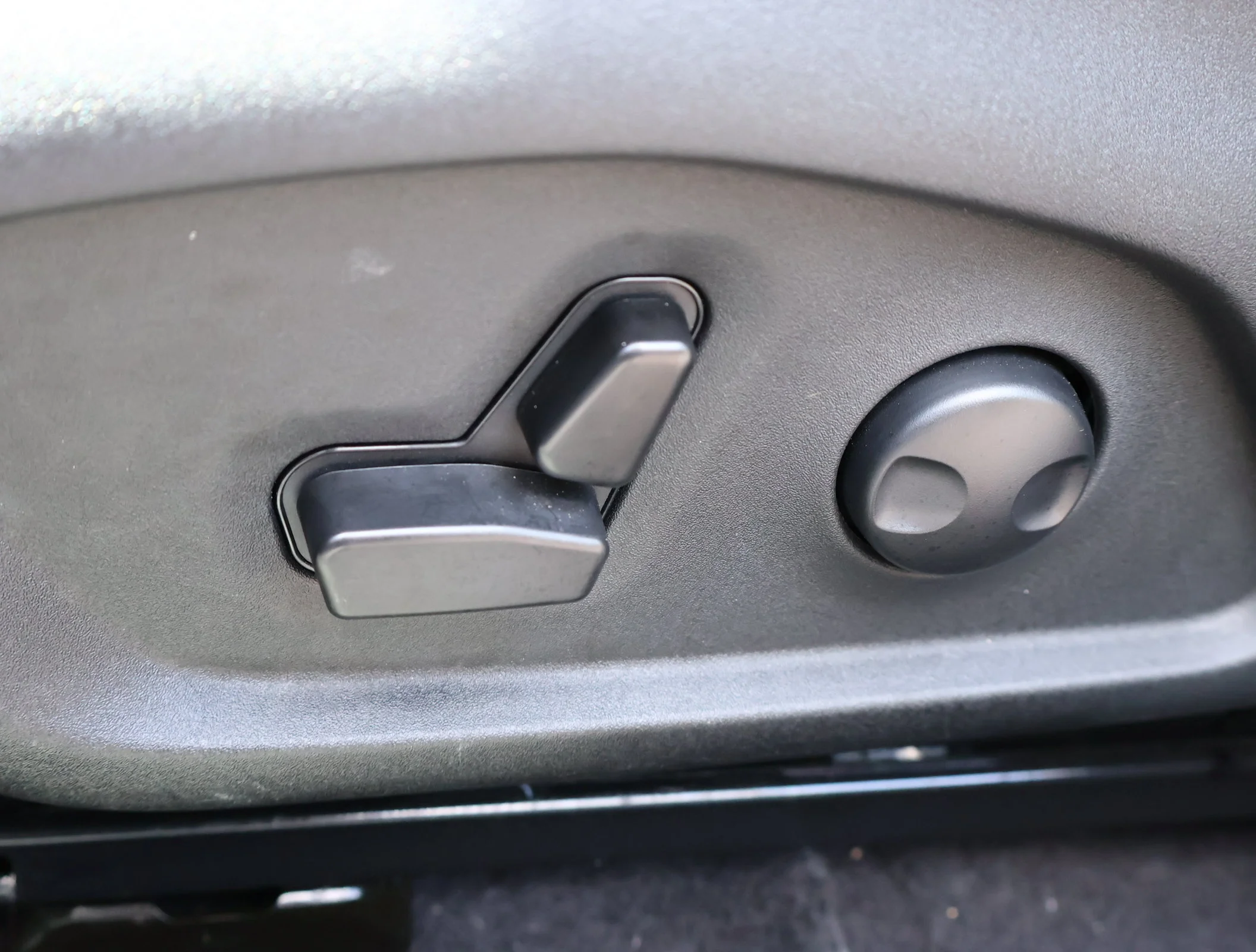Used 2023 Billet Silver M Jeep Latitude Lux image 10