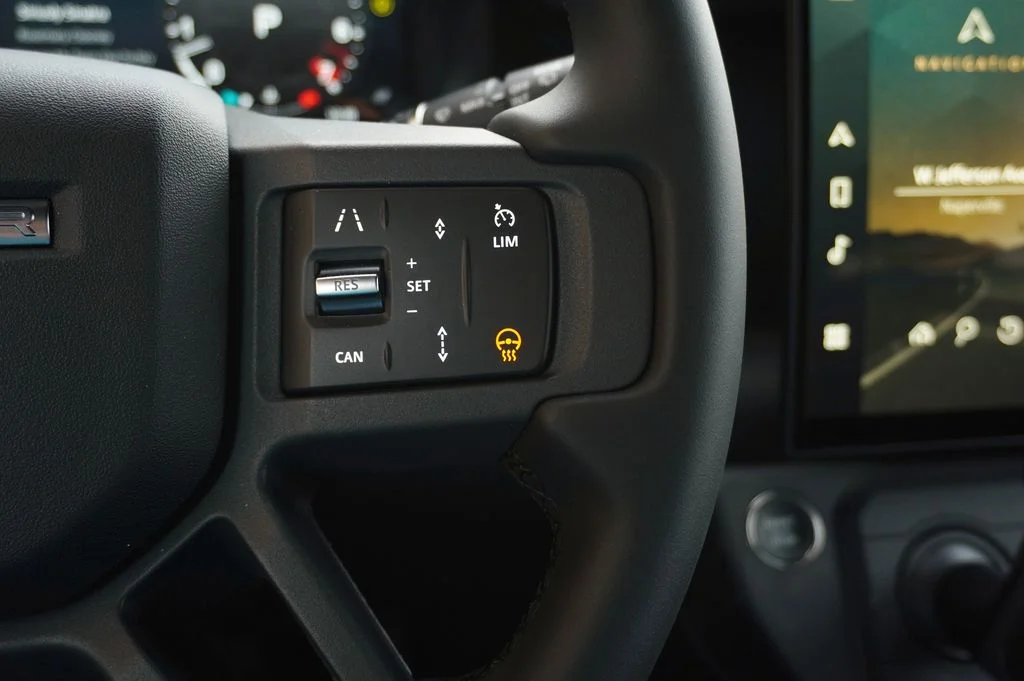New 2026 Santorini Black Land Rover X-Dynamic SE image 18
