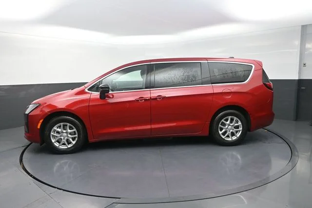 New 2027 Red Hot Pearl-Coat Exterior Paint Chrysler Select image 6
