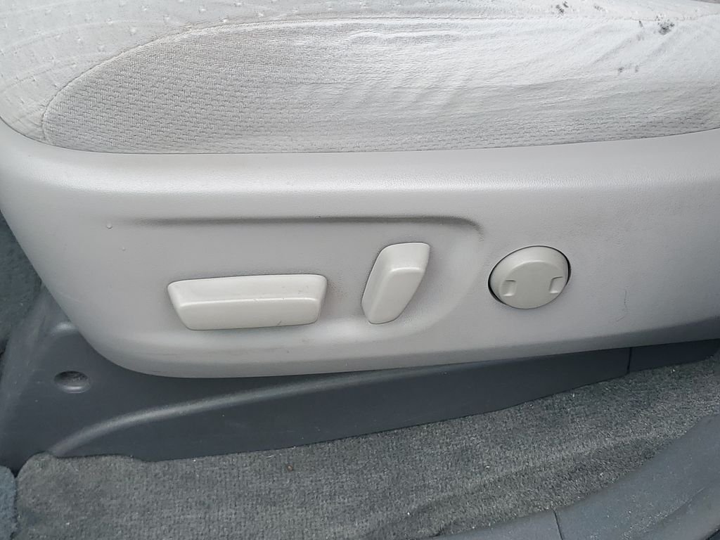 Used 2015 Gray Toyota LE image 16