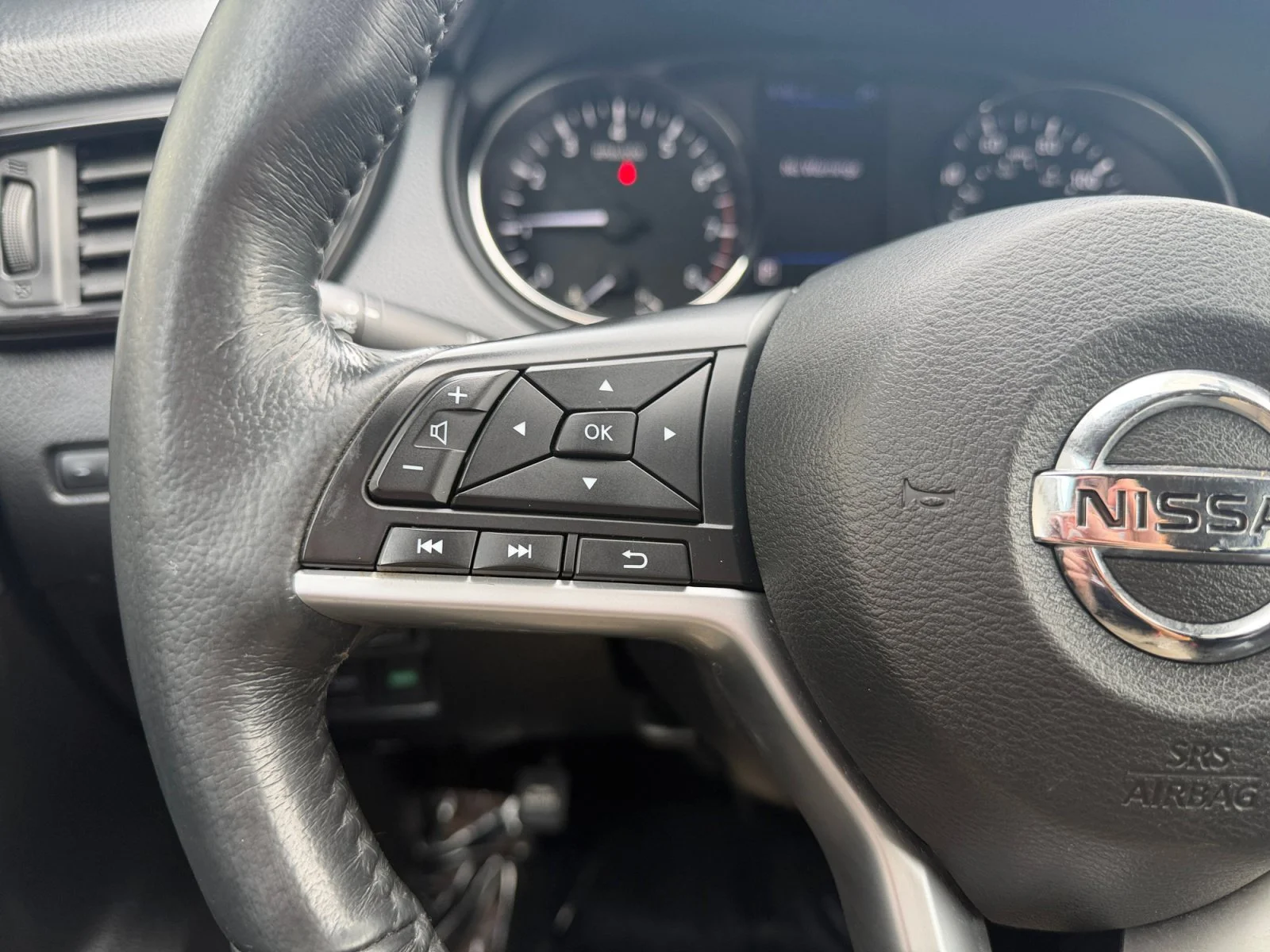 Used 2018 Pearl White Nissan SV image 11