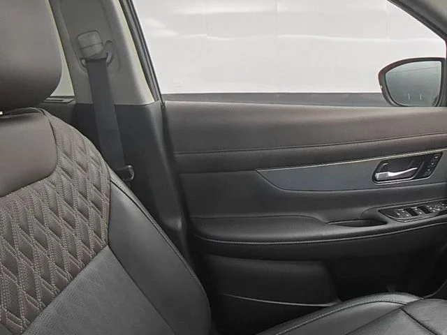 Used 2025 Silver Nissan Platinum image 34