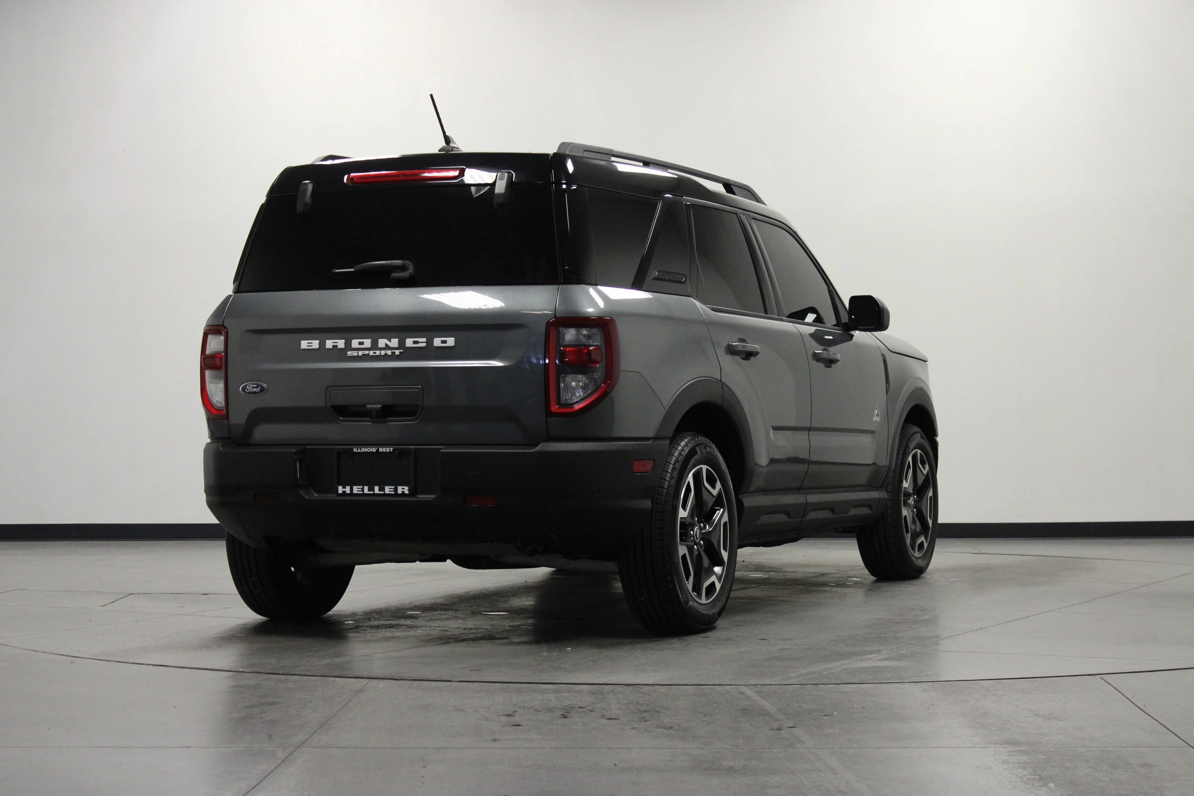 Used 2021 Gray Metallic Ford Outer Banks image 4