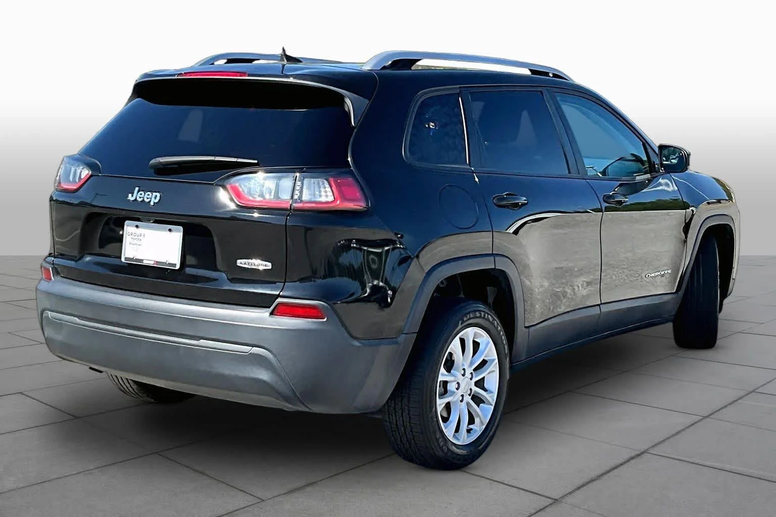 Used 2021 Diamond Black Crystal Pearlcoat Jeep Latitude image 12