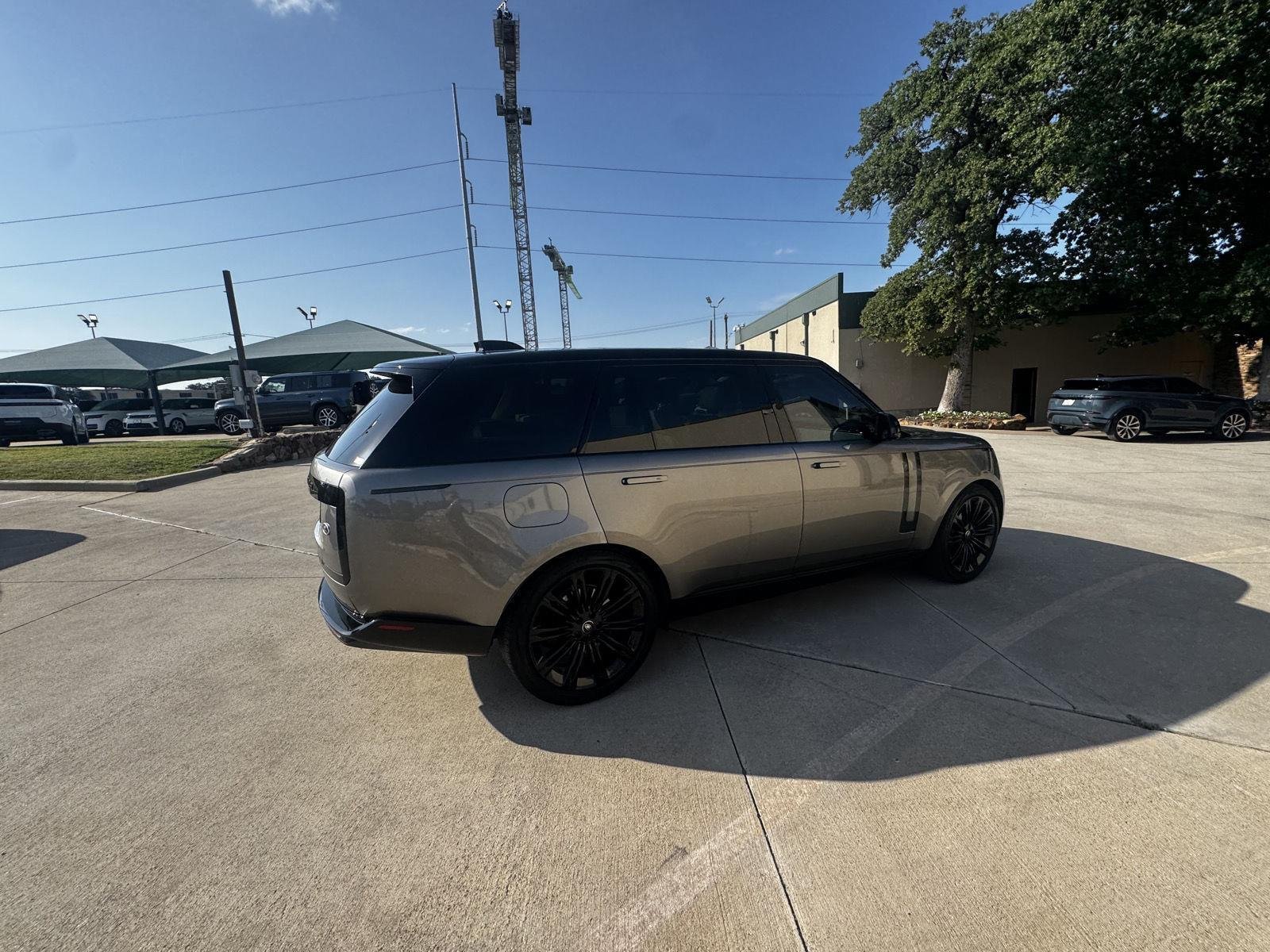 Used 2023 Silicon Silver Premium Metallic Land Rover SE image 7
