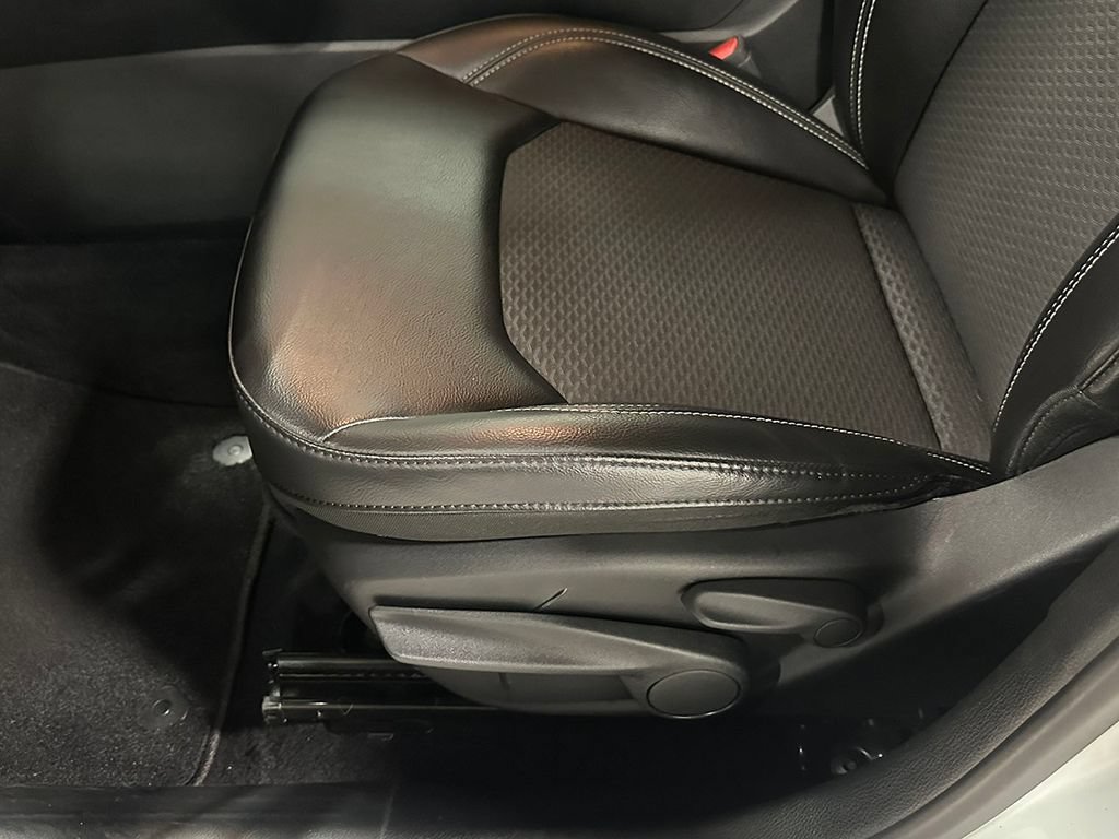Used 2023  Jeep Altitude image 21