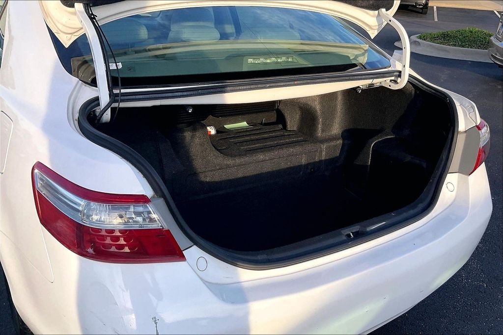 Used 2007 White Toyota Base image 26