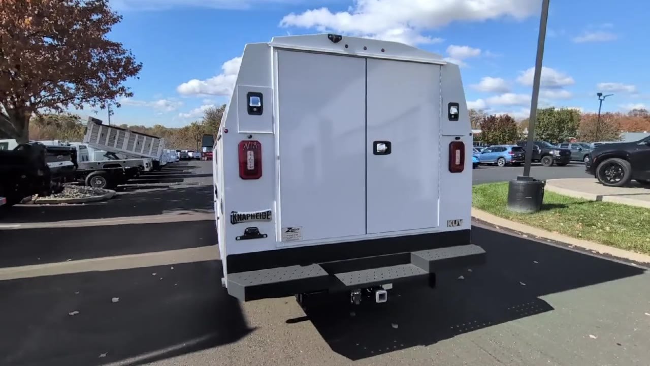 New 2025 Summit White Chevrolet 1WT image 38