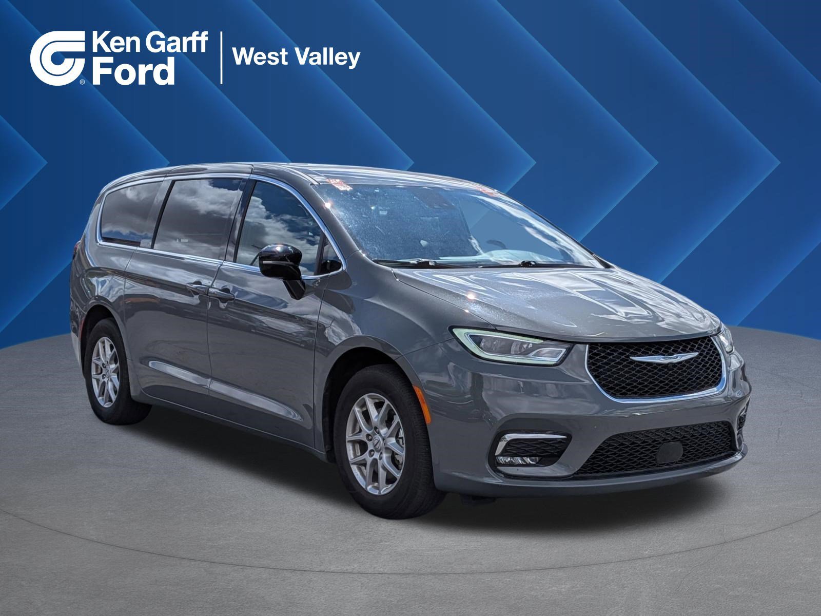 2025 Chrysler Pacifica Select's photo