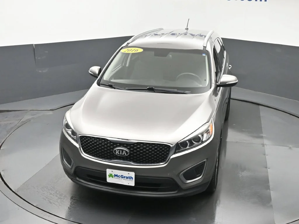 Used 2016 Silver Kia LX image 27
