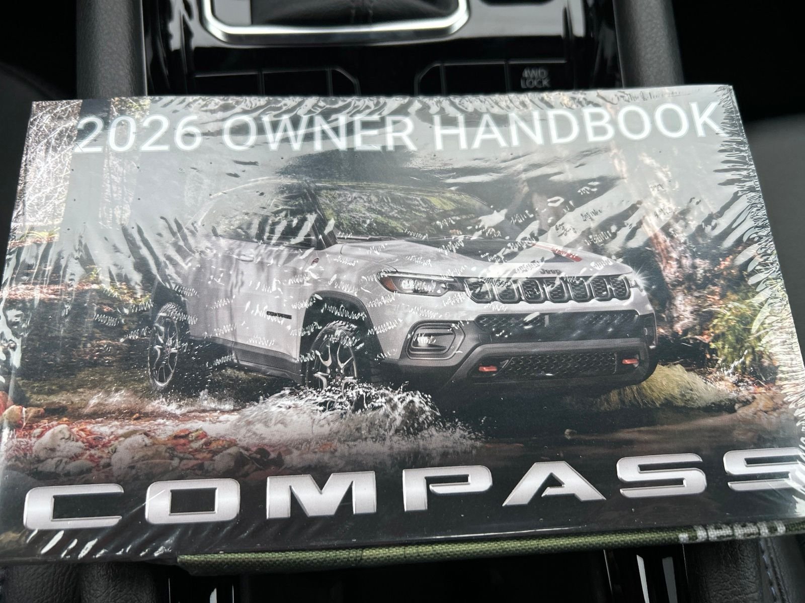 New 2026 Diamond Black Crystal Pearl-Coat Exterior Paint Jeep Latitude image 32
