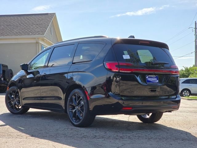 New 2027 Diamond Black Crystal Pearl-Coat Exterior Paint Chrysler Limited image 27