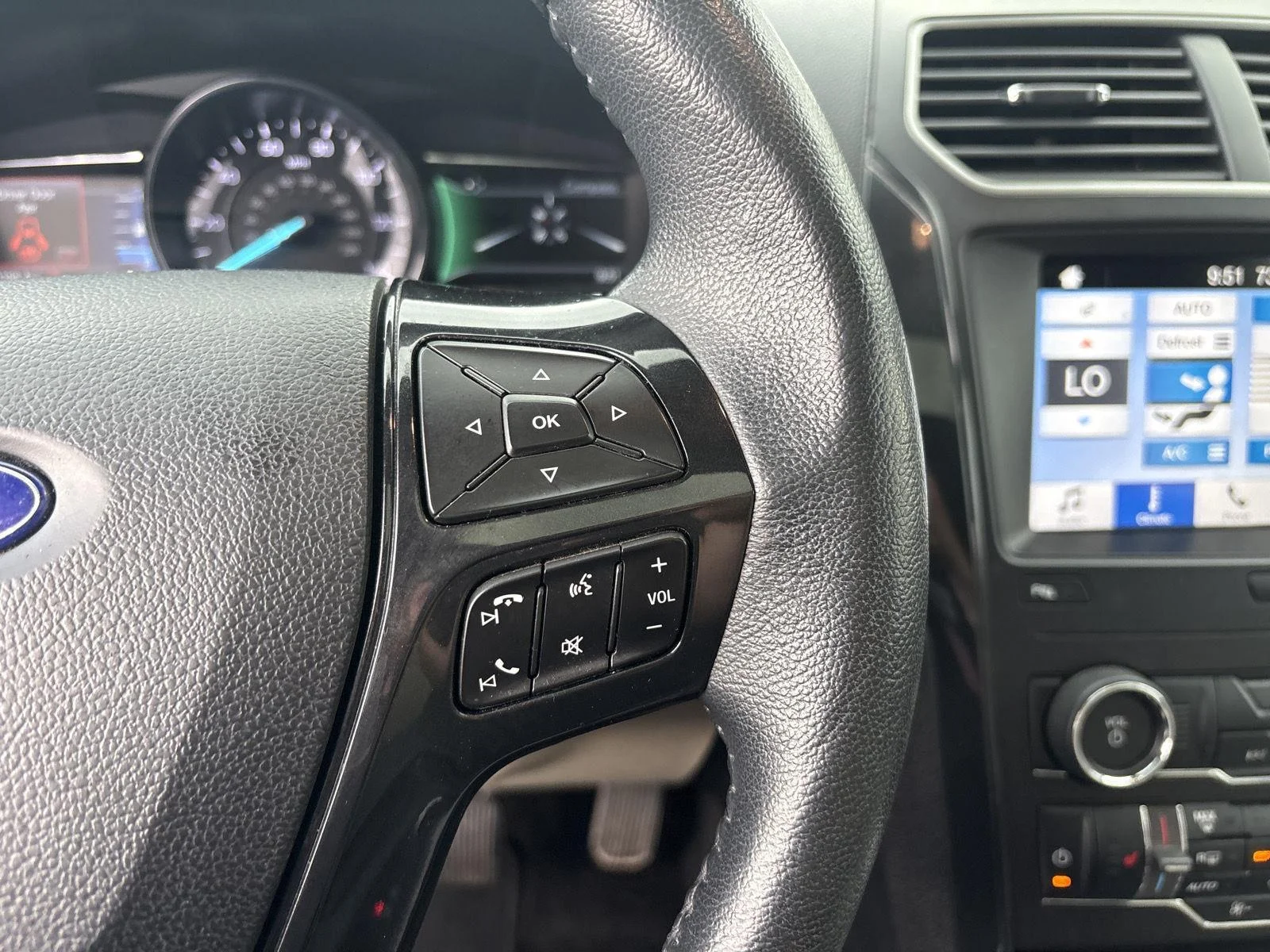 Used 2018 White Platinum Metallic Tri-Coat Ford XLT image 19