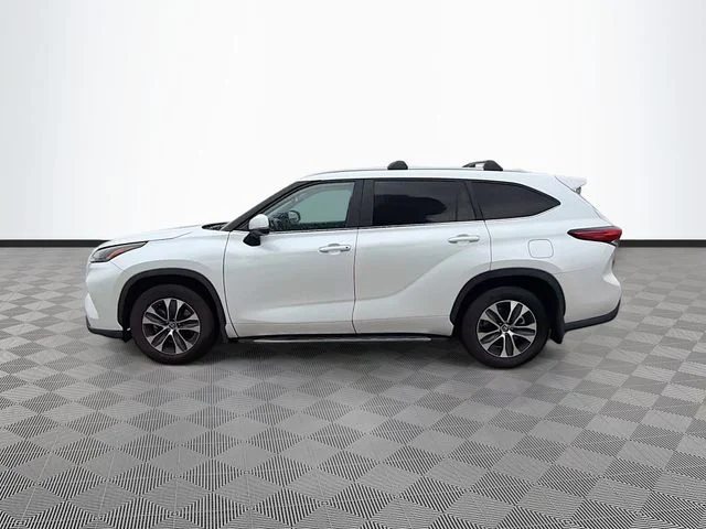 Used 2023 Beige Toyota XLE image 4