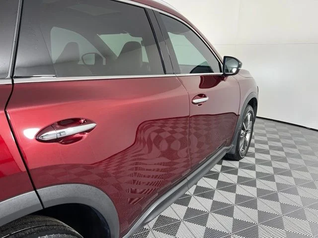 Used 2023 Red INFINITI LUXE image 9