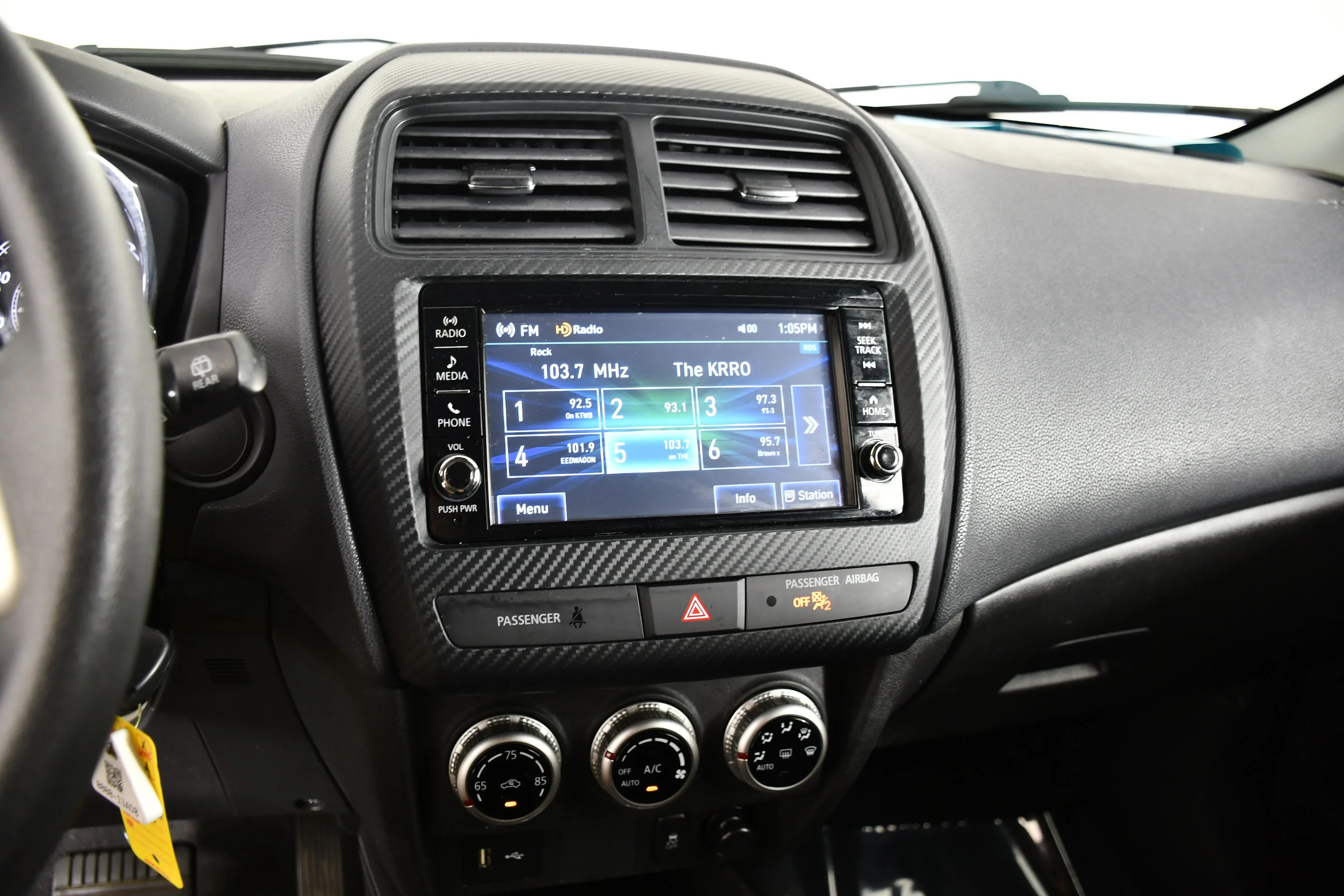 Used 2022 White Diamond Mitsubishi ES image 26