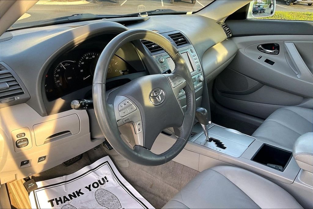 Used 2007 White Toyota Base image 13