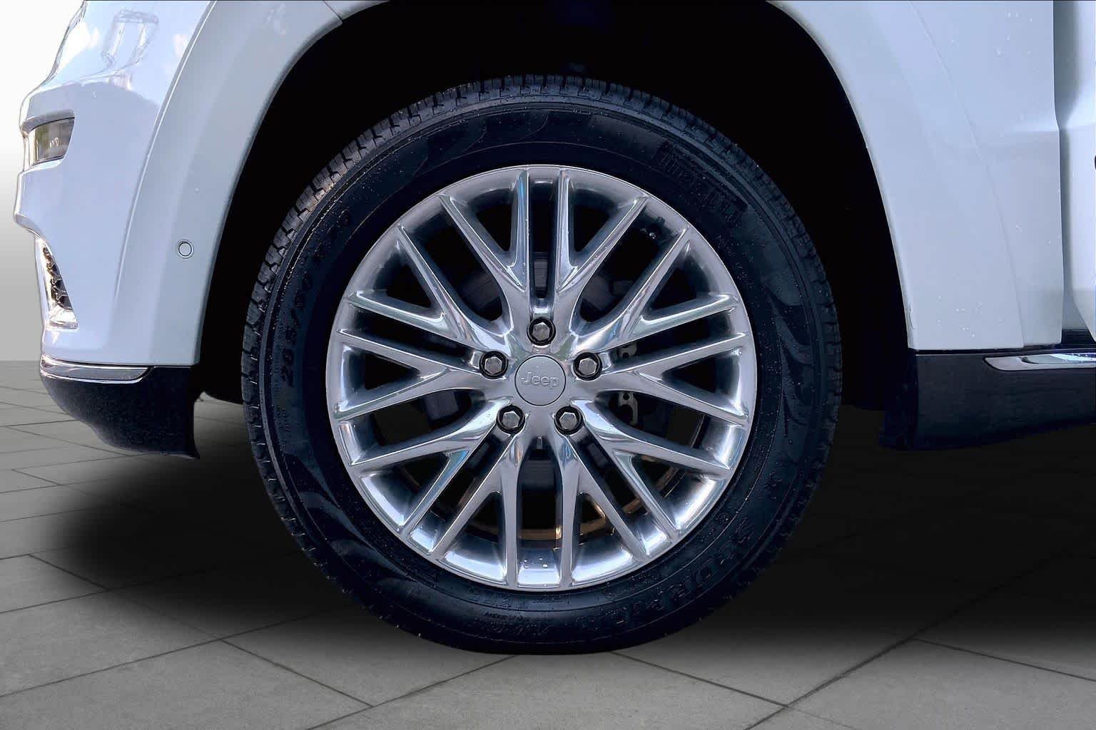 Used 2018 Bright White Clearcoat Jeep Summit image 11