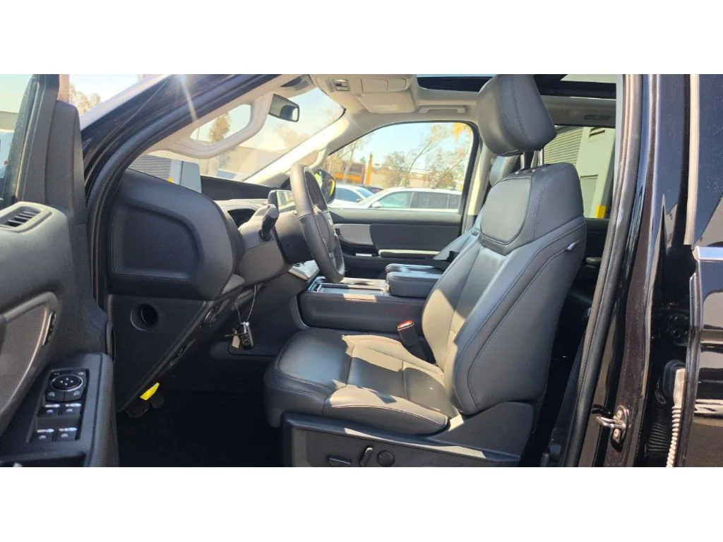 Used 2025 Agate Black Metallic Ford Active image 5