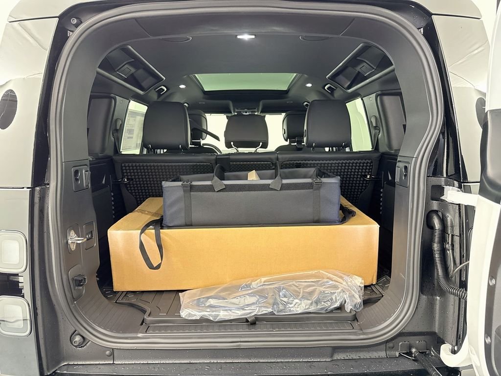 New 2026 Fuji White Land Rover X-Dynamic SE image 28