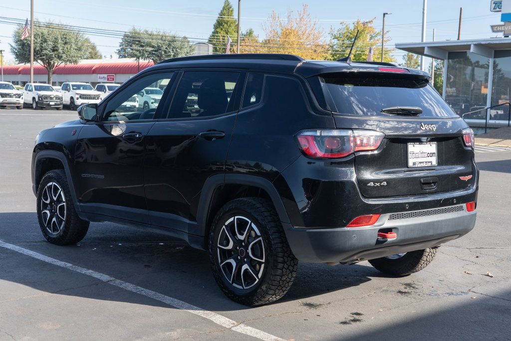 Used 2025 Diamond Black Crystal Pearlcoat Jeep Trailhawk image 3