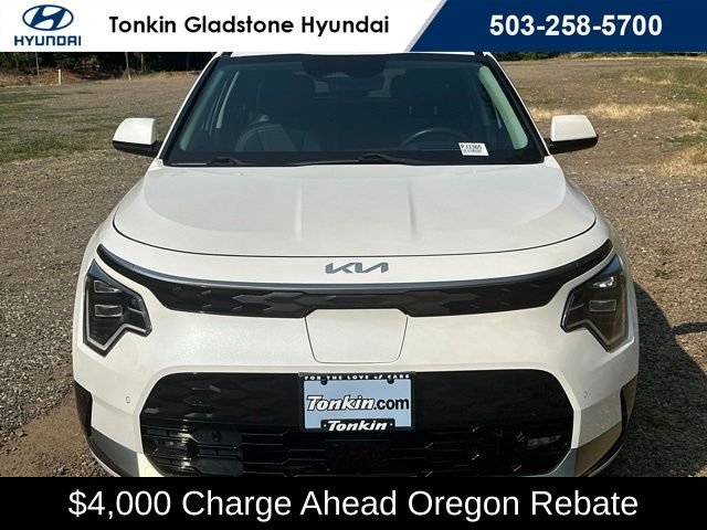 Used 2023 Snow White Pearl Kia Wave image 3
