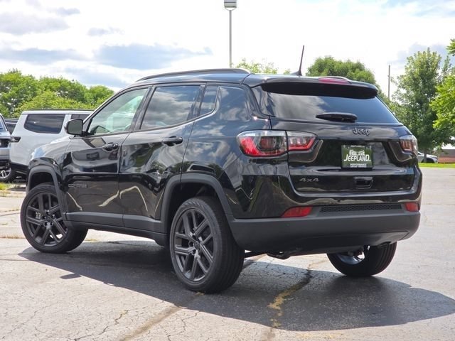 New 2026 Diamond Black Crystal Pearl-Coat Exterior Paint Jeep Limited image 27