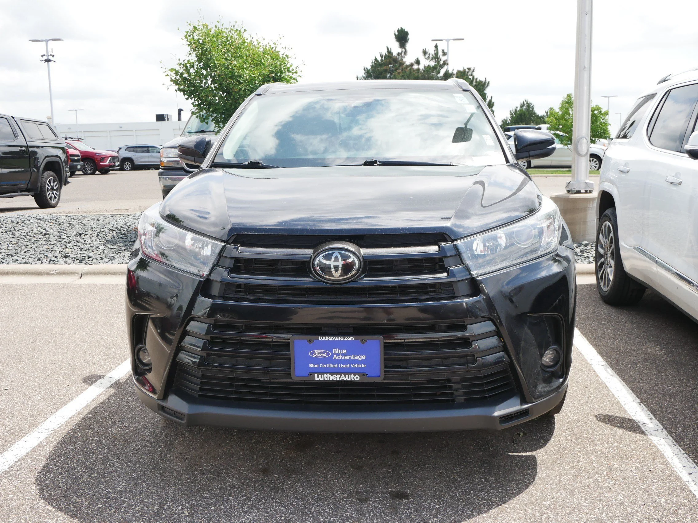 Used 2019 Toyota Highlander SE with VIN 5TDJZRFHXKS580126 for sale in Brooklyn Center, Minnesota