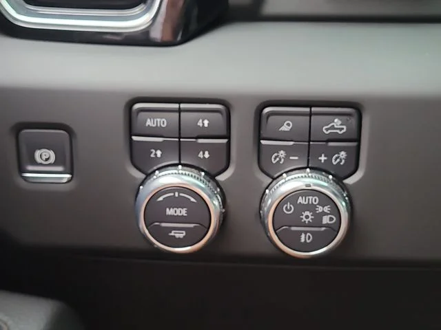 Used 2025 White GMC Denali image 29