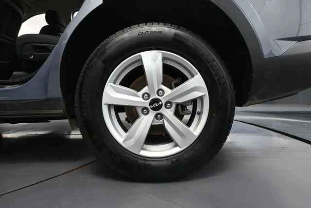 2023 Kia Sorento LX - Photo 13
