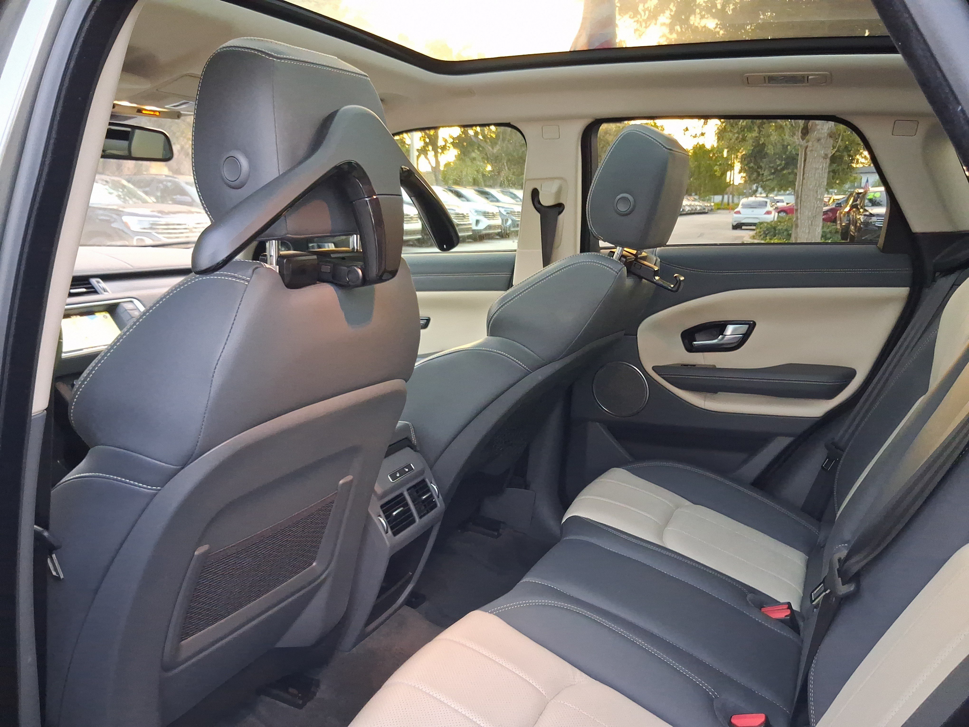 Used 2019  Land Rover SE image 7