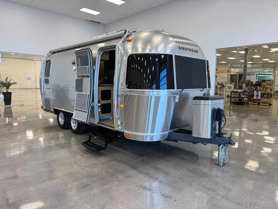 Used 2014 SILVER AIRSTREAM  image 6
