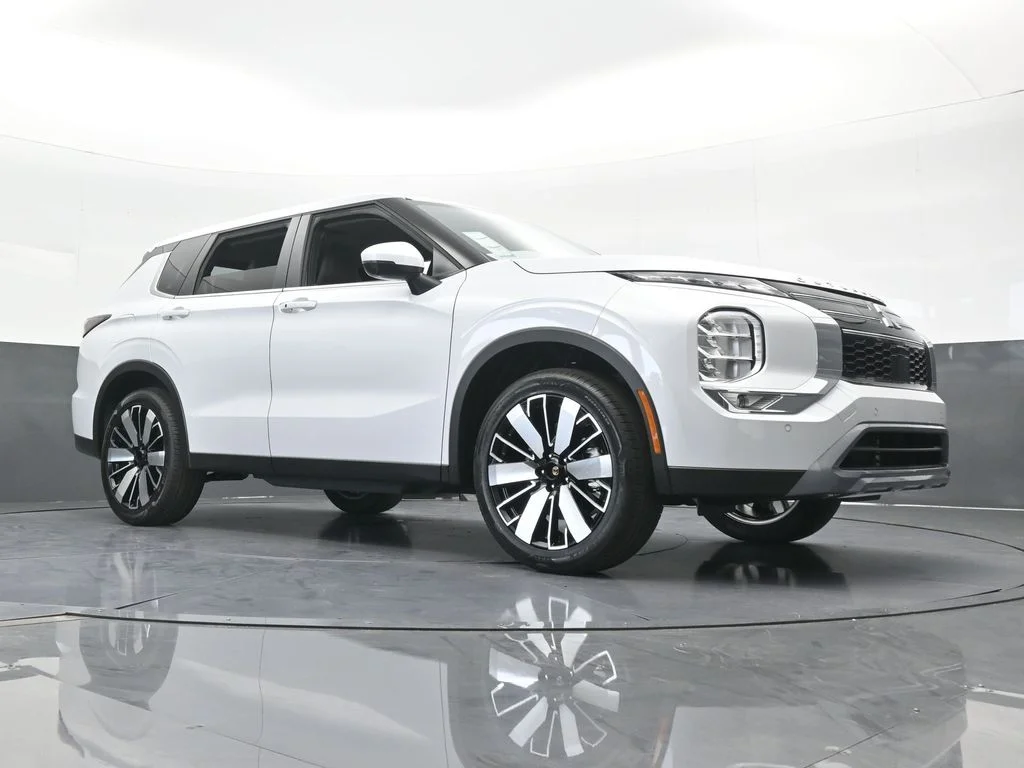 New 2026 Diamond White Mitsubishi SE image 71