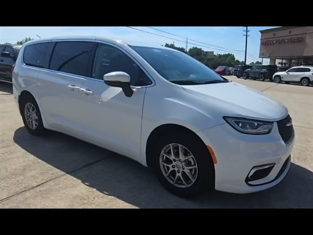 2023 Chrysler Pacifica Touring L's photo