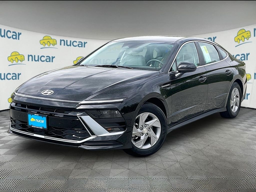 Used 2025 Black Hyundai SE image 3