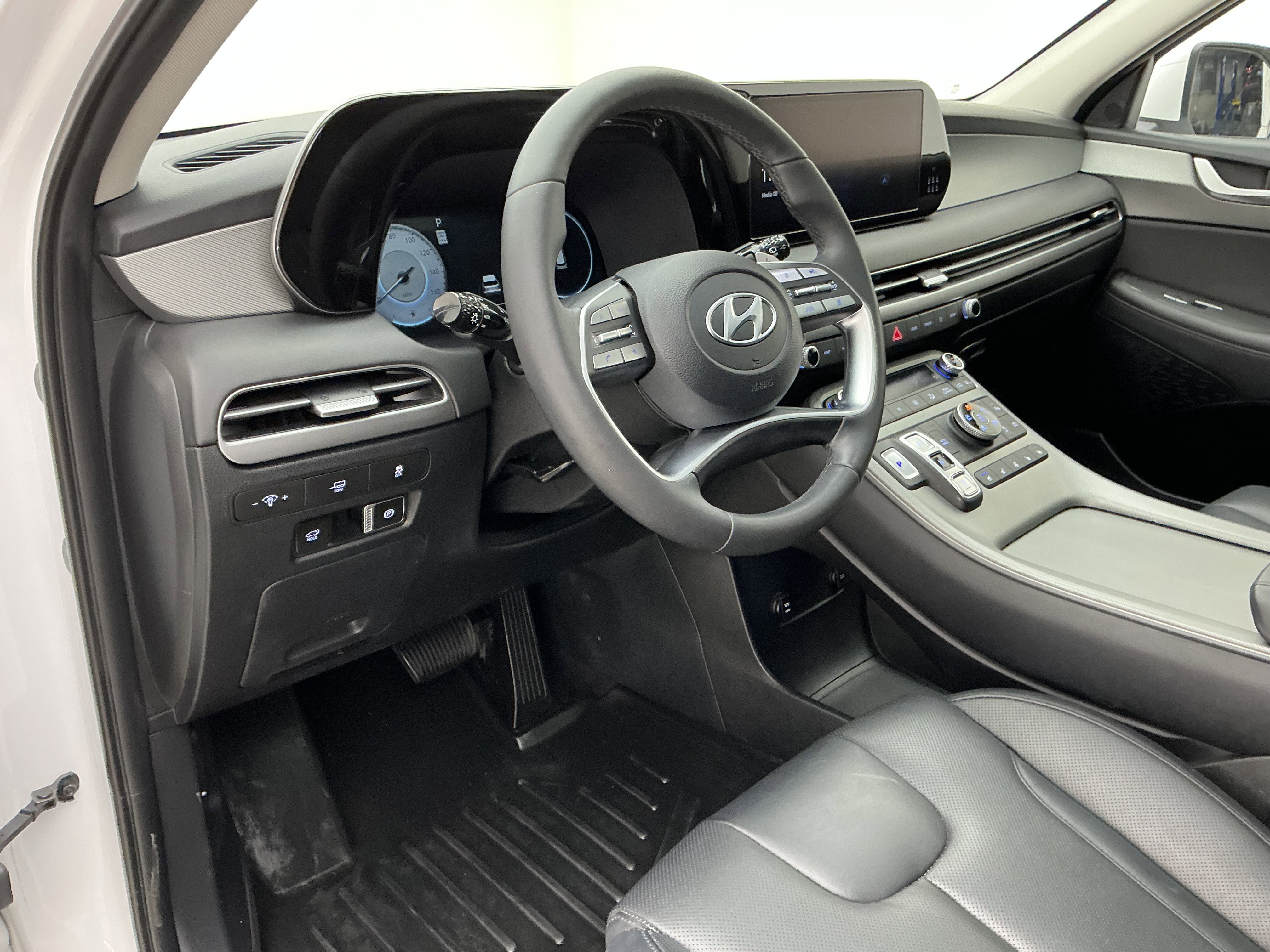 Used 2023 Hyper White Hyundai SEL image 16