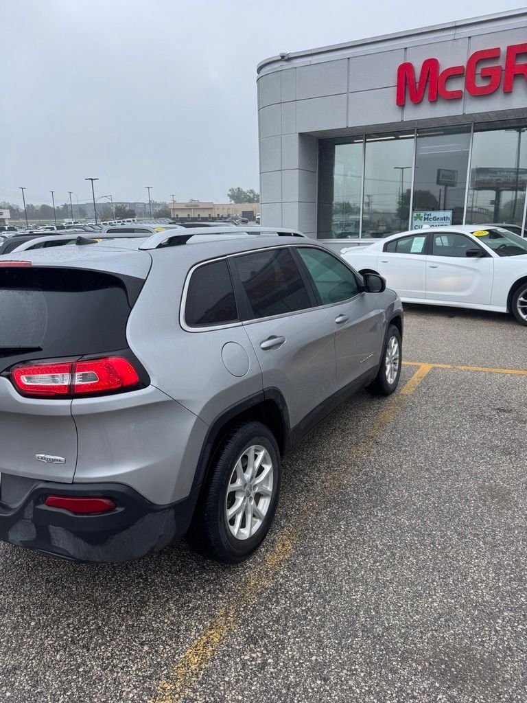 Used 2016 Silver Jeep Latitude image 4