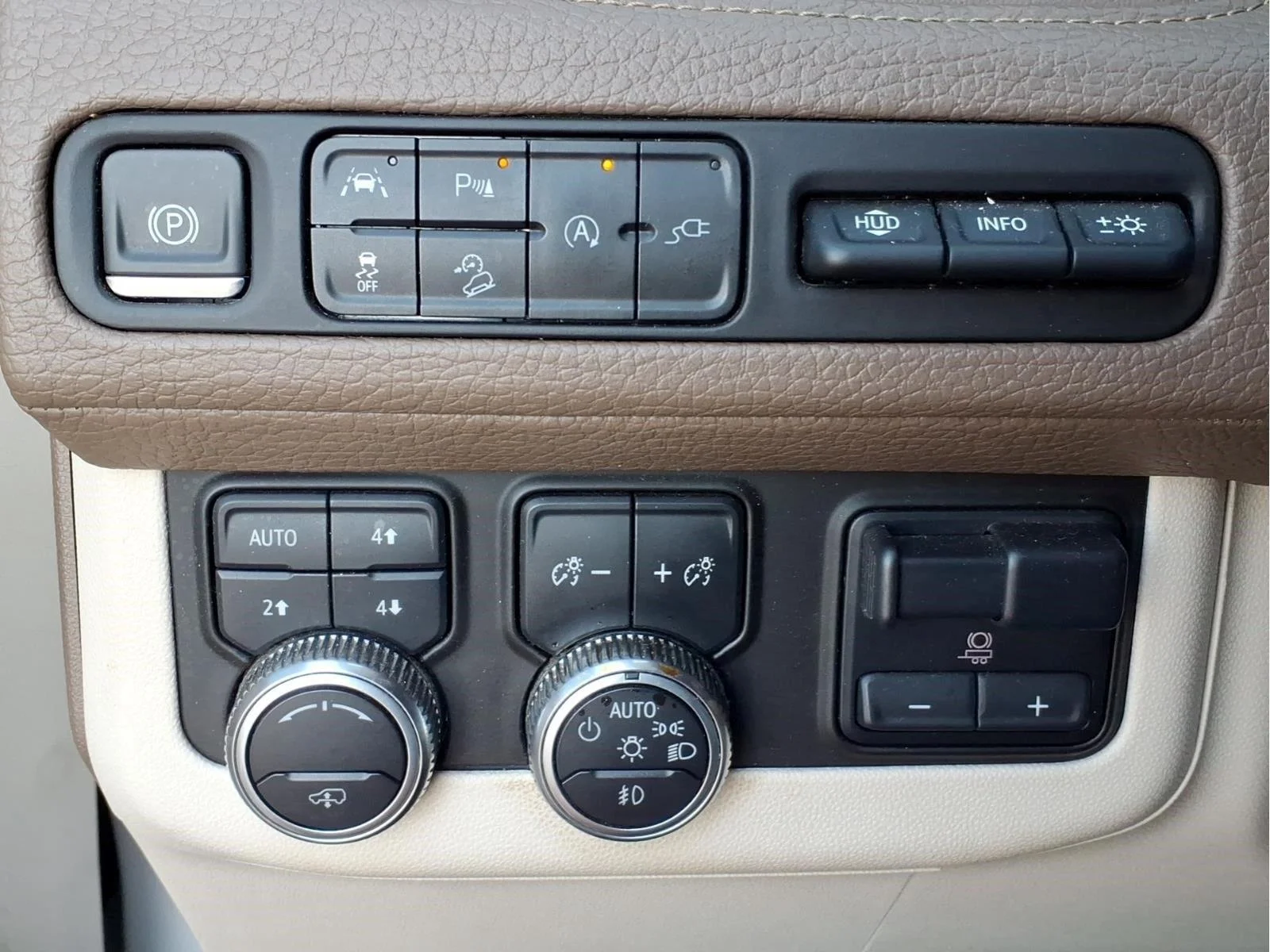 Used 2021 WHITE FROST TRICOAT GMC Denali image 21