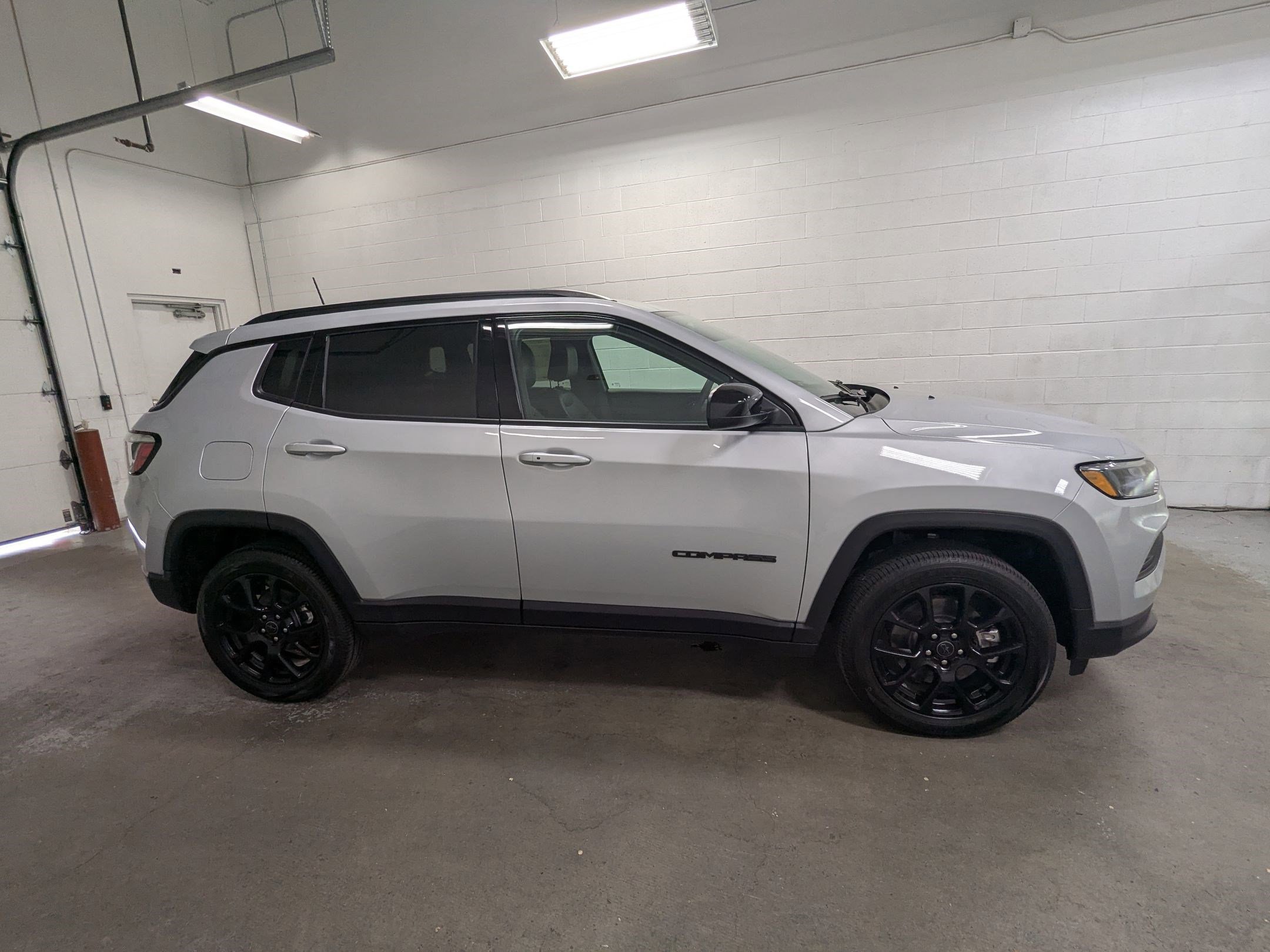 New 2026 Silver Zynith Metallic Clearcoat Jeep Latitude Altitude image 3