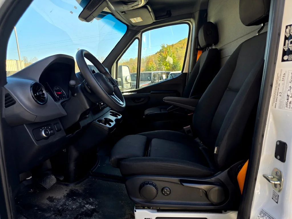 Used 2024  Mercedes-Benz Standard Roof image 4