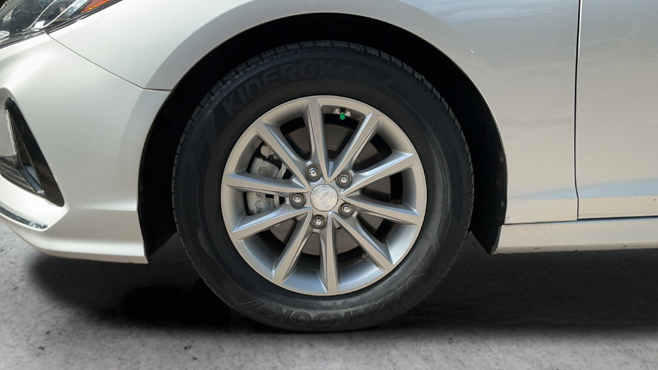 Used 2018 Silver Hyundai SE image 27