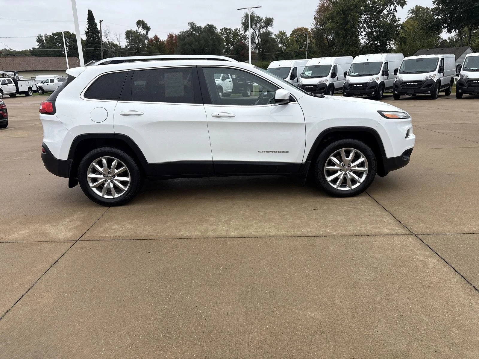 Used 2017 Bright White Clearcoat Jeep Limited image 4