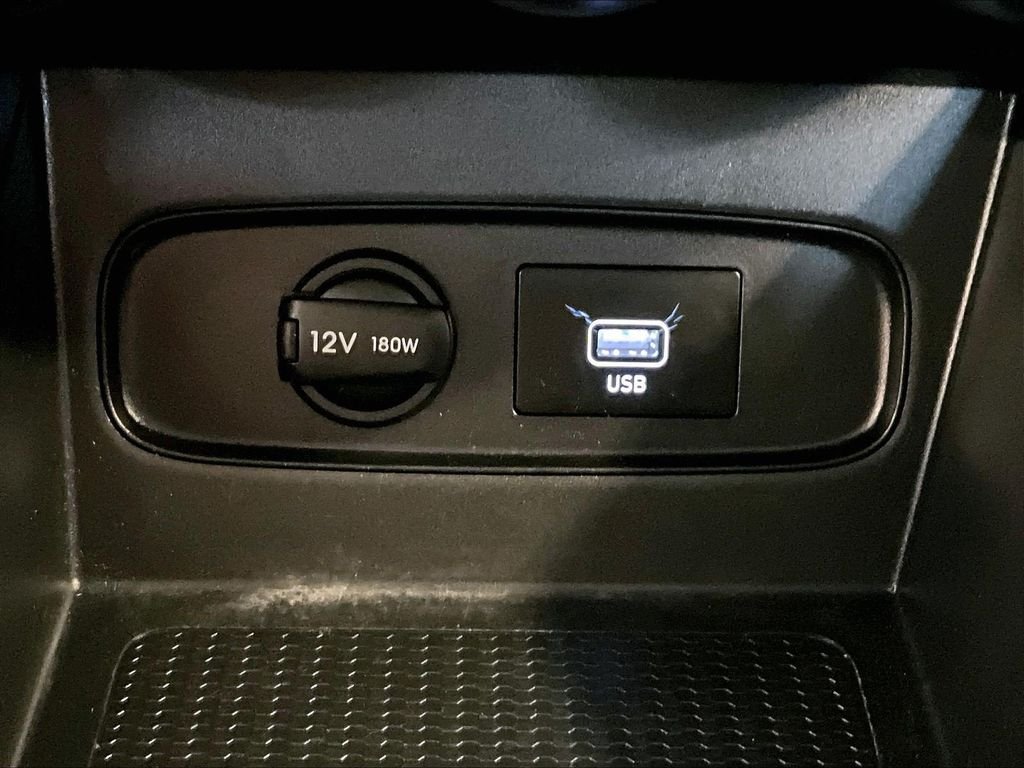 Used 2020 White Hyundai SE image 27
